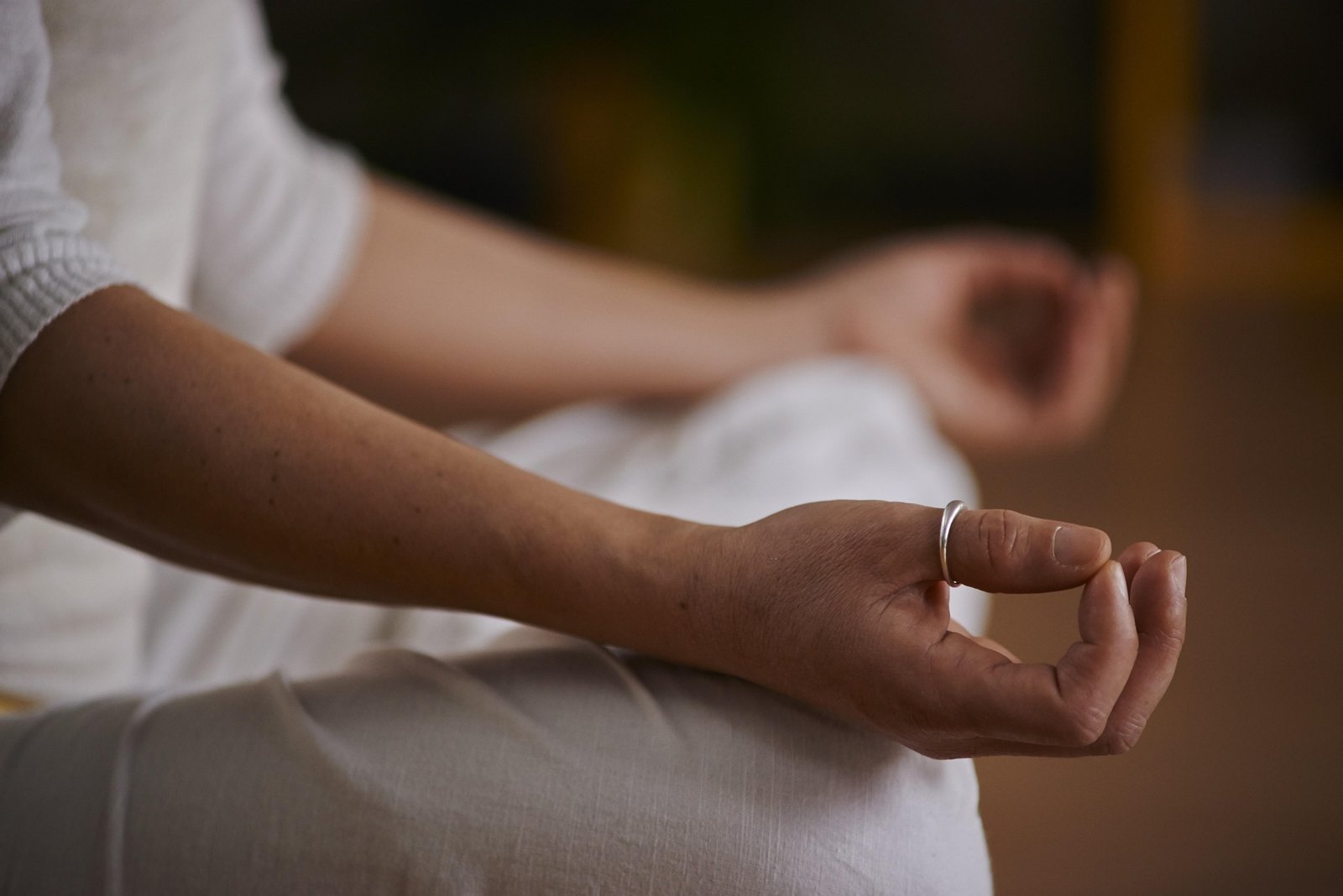 Mains en position de méditation